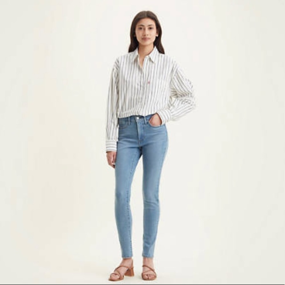 Levis. 311 Shaping Skinny Jeans. Size 30